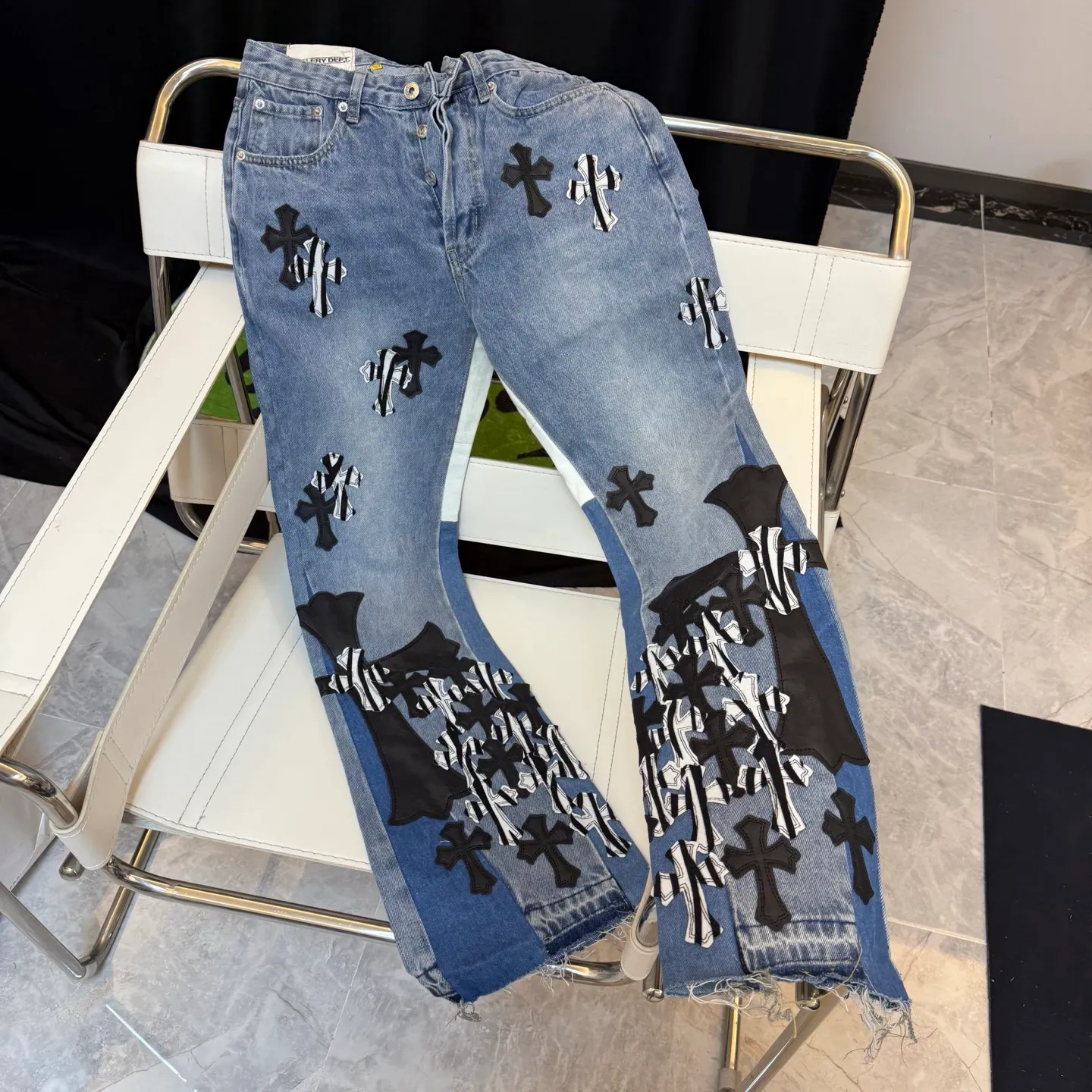 P290 model number: D333 GALLERY DEPT & Chrome hearts Co-branded spliced cow leather cross loose washed flared jeans to truly restore the ultimate vintage texture. The original hardware accessories, washed and other elevators, and the QR code analysis are all purchased from the original factory, with a high degree of restoration. You are welcome to compare the products~ Three-dimensional version Loose and comfortable, not picky about the figure, taller and slimmer, factory Seiko, original factory quality control, same style for men and women, can be matched with couples, versatile recommendation, must-have jeans for all seasons Trendy people have been disappointed. From the quality selection of fabrics, the tailoring of details, and the matching of patterns, everything is impeccable! The upper body is so handsome when worn...it can be easily worn by men, women and children! The craftsmanship is made of heavy-duty washed pure cotton denim fabric. After washing, it is soft and thick. It is very stylish when worn. Size: 28, 30, 32, 34, 36 (S-XXL) Color: Stitching Size reference # 28 trouser length 100 waist 72 30 trouser length 102 waist 76 32 trouser length 104 waist 80 34 trouser length 106 waist 84 36 pants length 108 waist circumference 88